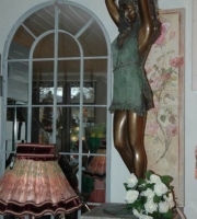 Bronze  - Mädchen mit Krug - Höhe 1,10 cm - Preis 3.900 €