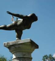 Bronze  - starke Frau - Höhe 50 cm - Preis: 2.920 €