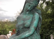 Bronze:  Frau mit Krug - Höhe 145 cm - Preis: 3.250 €