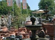leise plätschernder Natursteinbrunnen - Bildhauerarbeit