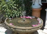 Brunnen, Wasserspiel, Fontäne in der Mitte,
