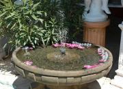 Brunnen, Wasserspiel, Fontäne in der Mitte,