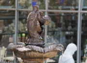 Henri - Detailansicht - Springbrunnen- Gotik Delphin Brunnen