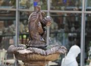 Henri - Detailansicht - Springbrunnen- Gotik Delphin Brunnen