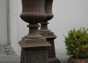 Eisenguss -  Vase mit Sockel - Pflanzvase