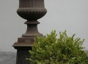 Eisenguss - Pflanzvase -  Vase mit Sockel