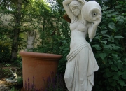 Mädchen mit Krug / Wasserspeiend