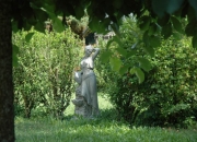 Steinguss: Mädchen am Brunnen