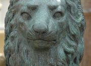 Bronze Löwe sitzend