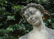 Blumenmädchen - Bildhauerarbeit - Naturstein