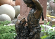 Bronze - Mädchen mit Hund - spielend - Wasserspeiend