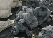 Drachen und Gargoyle treffen im Paradies für Gartenliebhaber