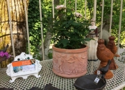 Terracottatopf mit tanzenden Puttis