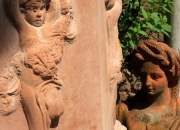 Detailansicht - original italienischer - Terracotta Pflanztopf - mit Terracotta Figur
